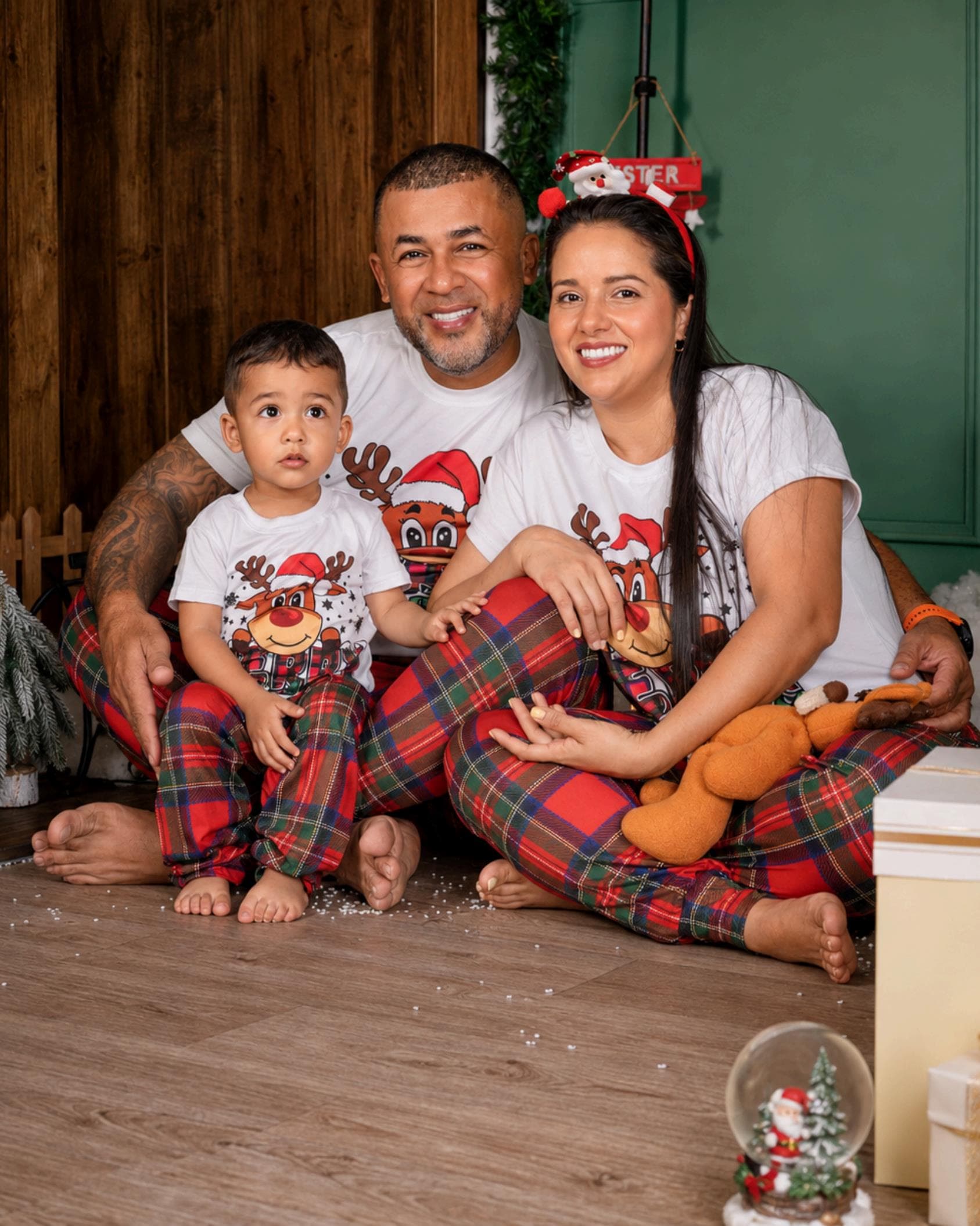 Familia usando pijamas navideñas a juego de Sweet Pijamas